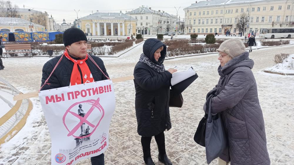 В Костроме начался сбор подписей против восстановления памятника Михаилу Романову