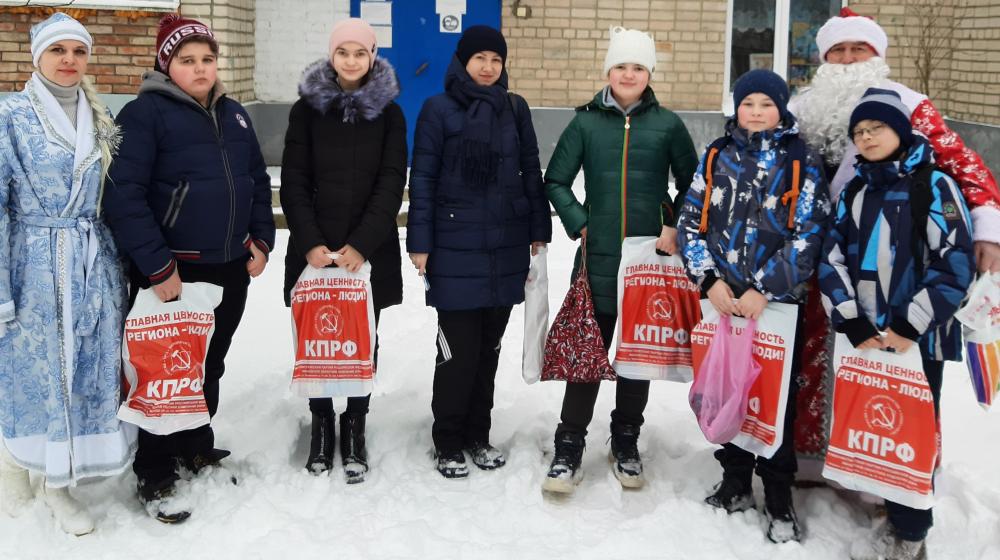 Ивановская область. Новогодние персонажи наградили кинешемских талантливых детей