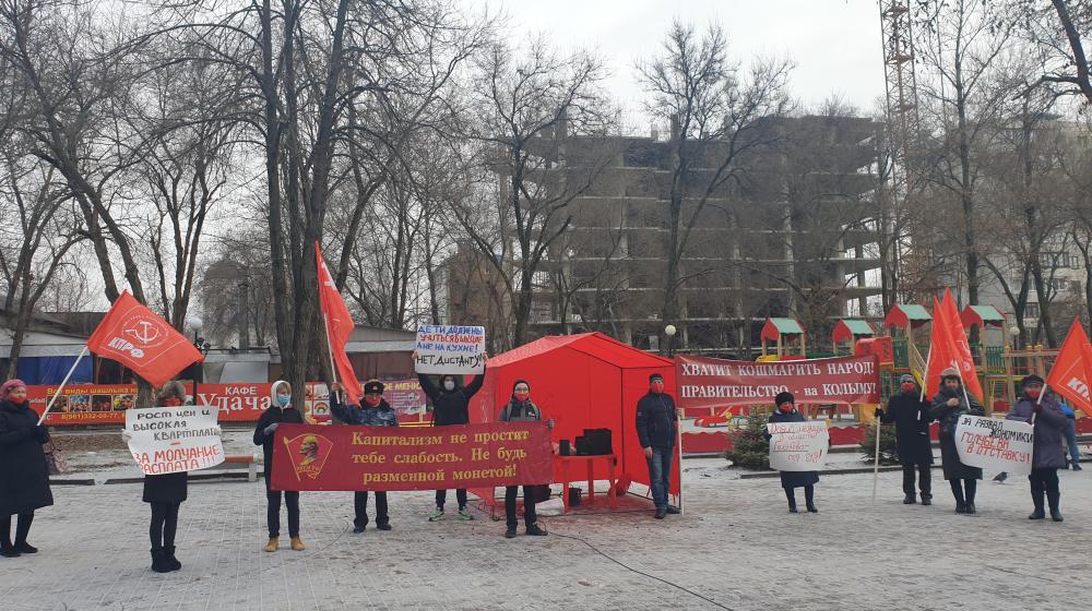 "Капитализм не простит тебе слабости!". В Ростове-на-Дону прошли акции протеста