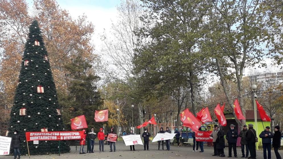 В Краснодаре прошли протестные пикеты активистов КПРФ и других левых сил
