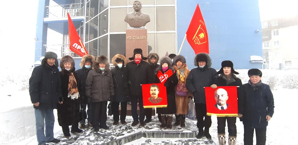Коммунисты Якутии возложили цветы к памятникам И.В. Сталина