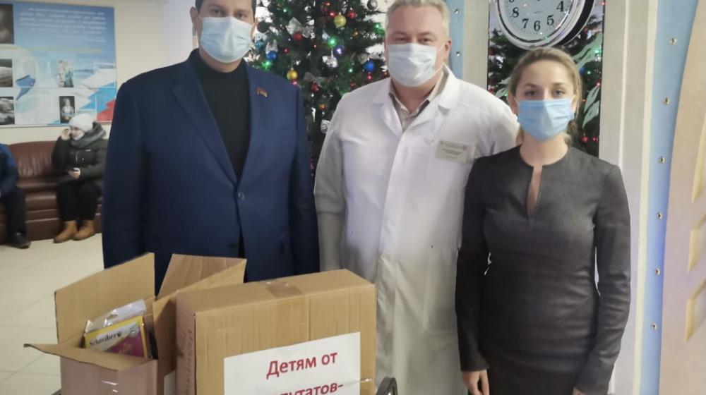Тульские депутаты-коммунисты поздравили маленьких пациентов детской областной больницы с наступающим Новым годом