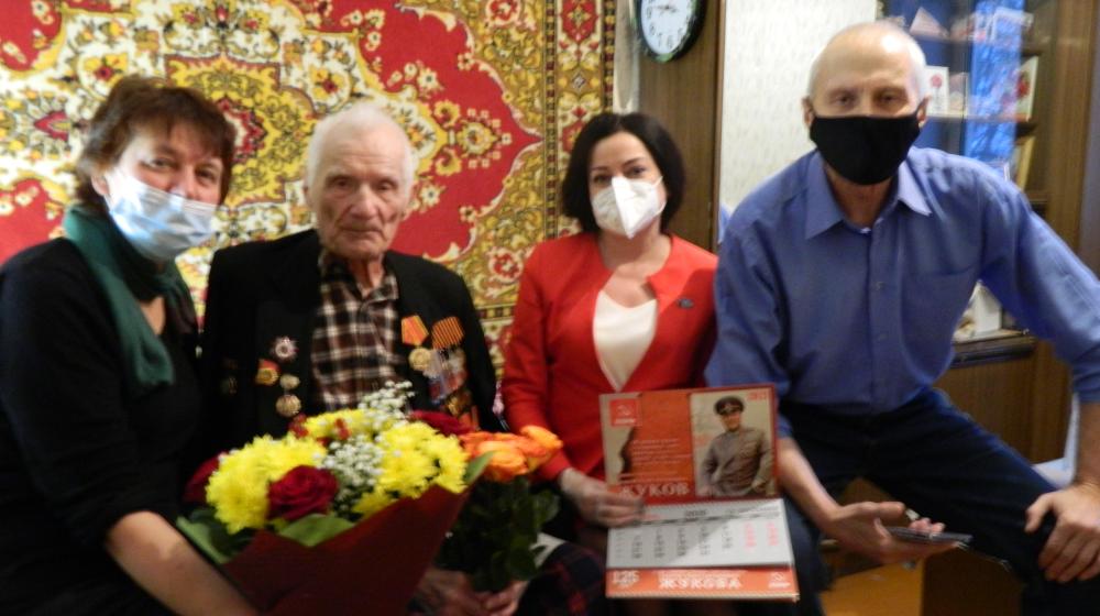 Калуга. Депутат-коммунист Марина Костина встретилась с ветераном Великой Отечественной войны