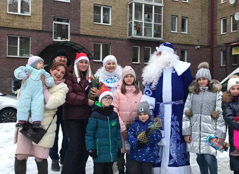 Ленинградская область. Дед Мороз и Снегурочка из КПРФ поздравили детвору с праздником