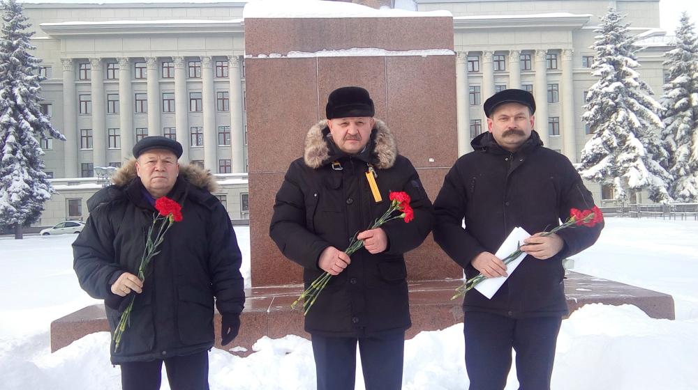 Кировские коммунисты возложили цветы к памятникам В.И. Ленину