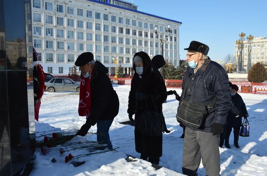 «Ленин – для всех родной человек!». Коммунисты Калмыкии почтили память В.И. Ленина