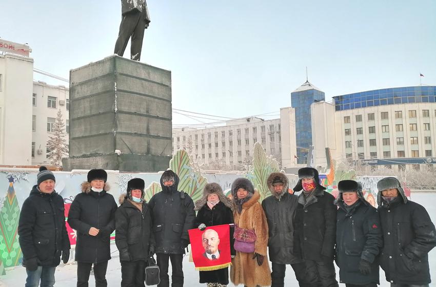 Якутия. Живые цветы — вождю мирового пролетариата