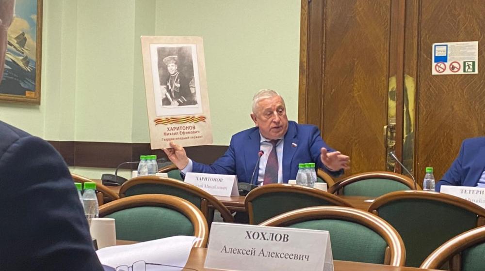 Николай Харитонов призвал профильный комитет Госдумы внимательно отнестись к вопросу драпировки мавзолея во время проведения военных парадов