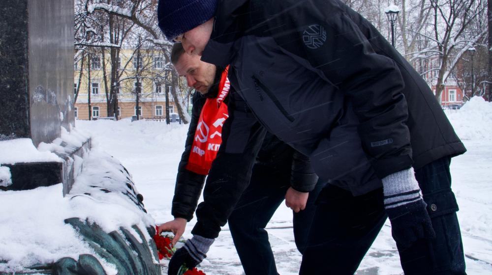 Возложение цветов к памятнику Ленину в Перми