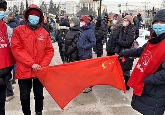 «Это провокаторы»: секретарь Бурятского рескома КПРФ Баир Цыренов не признал в молодых людях на митинге в Улан-Удэ однопартийцев