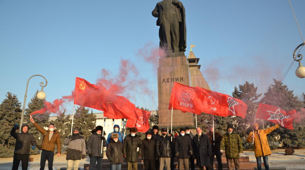 Астраханские коммунисты возложили цветы к памятникам Ленину