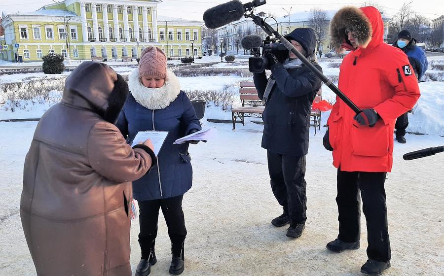 В Костроме активистки ВЖС «Надежда России» провели сбор подписей против памятника коленопреклоненному перед царем Ивану Сусанину