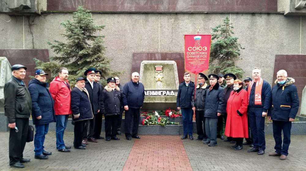 Севастопольские коммунисты и комсомольцы возложили цветы к стеле города-героя Ленинграда в честь окончательного снятия блокад