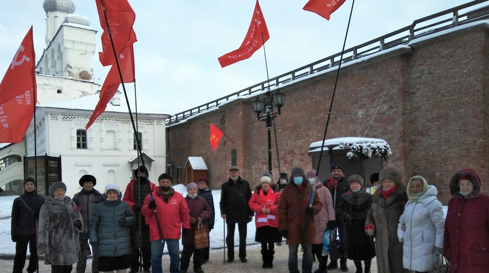 Коммунисты Великого Новгорода приняли участие в памятных мероприятиях, посвящённых 77-й годовщине освобождения города от немецко-фашистских захватчиков