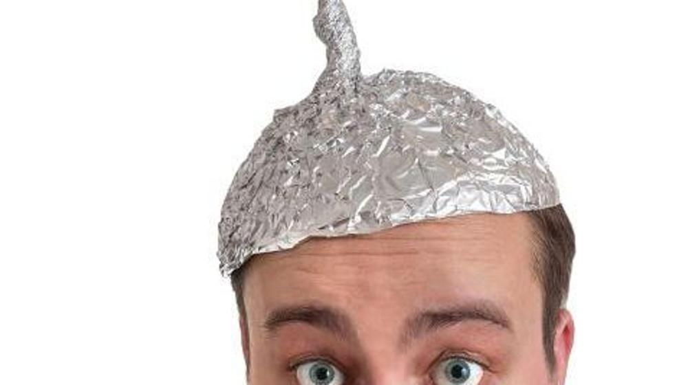 Инициатору замены защитных масок на бейджи предложили шапочку из фольги