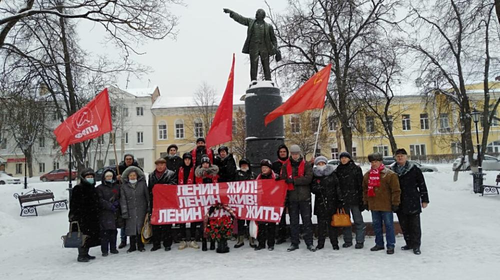В Калуге провели возложение цветов к памятнику В.И. Ленину