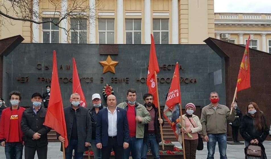Краснодарский край, город-герой Новороссийск. Активисты КПРФ отметили 78-ю годовщину высадки десанта на Малую Землю