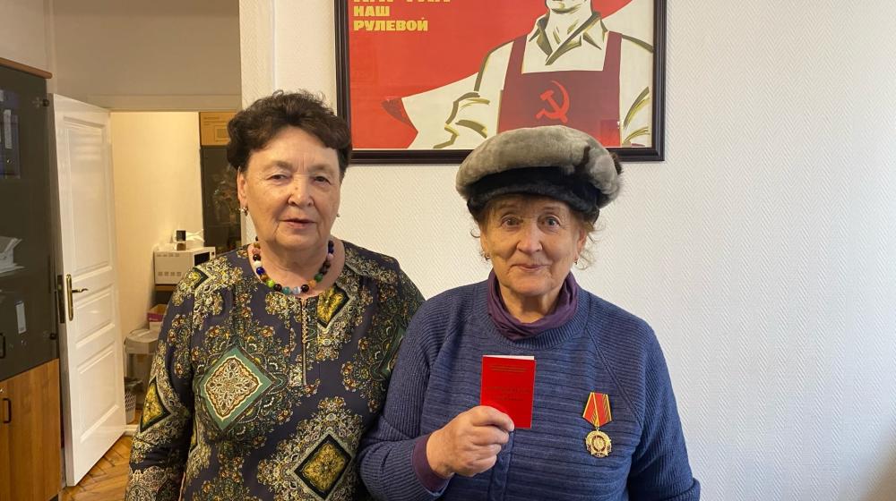 Депутат Тюменской областной Думы Т.Н. Казанцева вручила памятную медаль «75 лет Победы» Заслуженному врачу РФ Г.К. Дьячковой