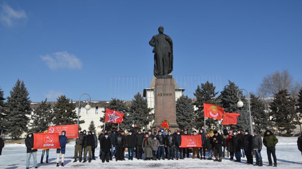 Астрахань. Цветы - защитникам отечества и создателю Красной Армии