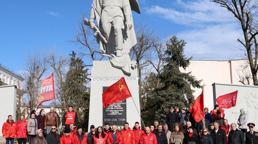 Краснодар. Активисты КПРФ почтили память жертв фашистской оккупации и возложили цветы в честь воинов-освободителей города