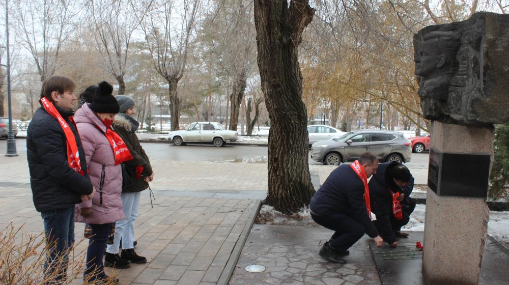 В Волгограде коммунисты продолжают памятные акции в честь Победы в Сталинградской битве