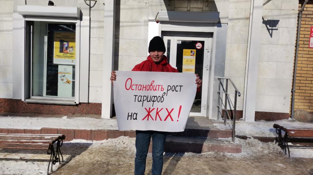 В Чувашии 23 февраля коммунисты организовали возложение цветов к памятникам, автопробеги и одиночные пикеты