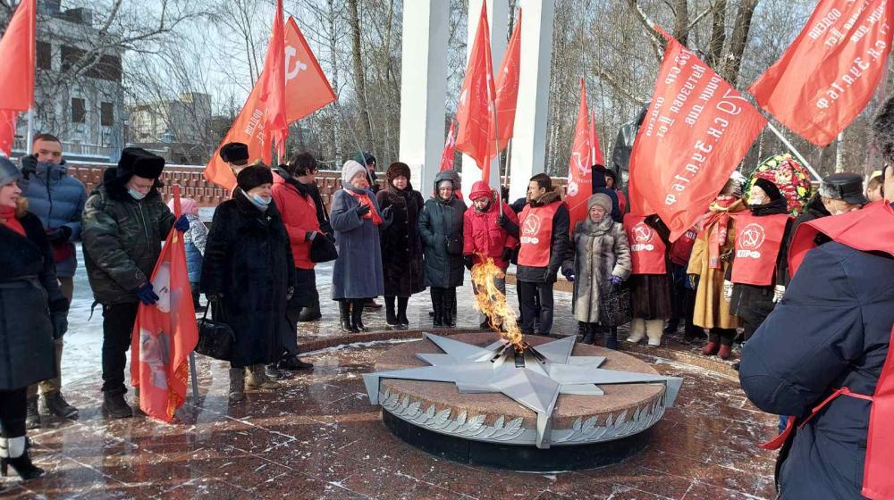Тюменские коммунисты провели автопробег и возложение цветов к монументам памяти погибших в годы Великой отечественной войны