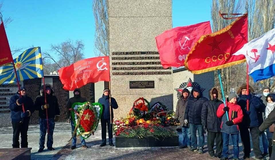 Саратовские коммунисты отметили 103-ю годовщину образования Советской Армии и Военно-Морского флота