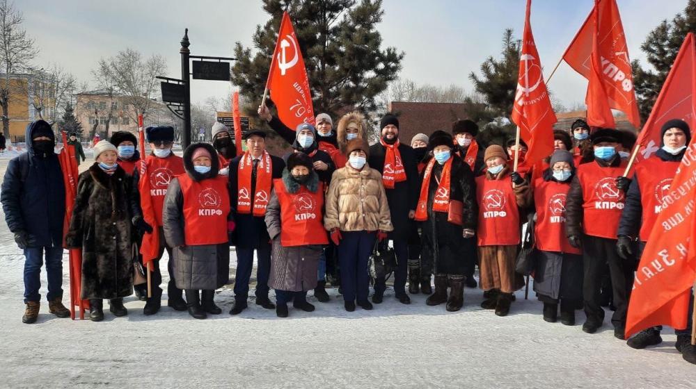 КПРФ в Туве в День защитника Отечества возложила цветы к памятнику павшим воинам на площади Победы.