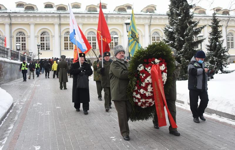 Возложение венков и цветов к могиле Неизвестного солдата в Москве в честь Дня Советской Армии и Военно-Морского Флота