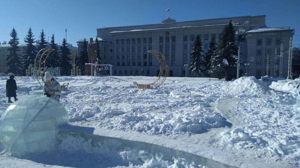 Кировская область. Депутаты КПРФ потребовали от власти очистить центральную городскую площадь от снежных сугробов