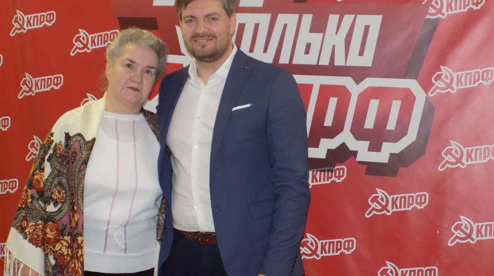 Воронеж. По поручению Сергея Гаврилова коммунисты Левобережного райкома КПРФ поздравили женщин-ветеранов с 8 Марта