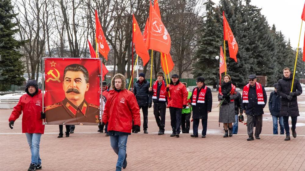 Курские коммунисты во главе с Н.Н. Ивановым почтили память Сталина и Героев Отечества