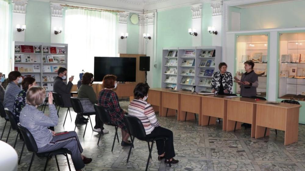 Ольга Алимова поздравила с юбилеем коллектив Саратовской областной универсальной научной библиотеки