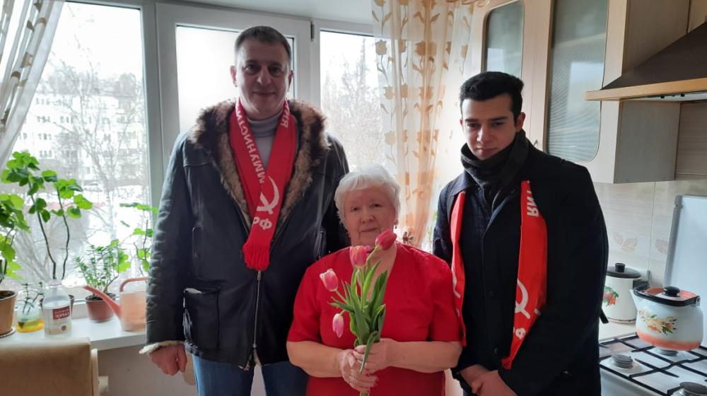 Калужские коммунисты поздравили женщин-ветеранов  с праздником 8 Марта