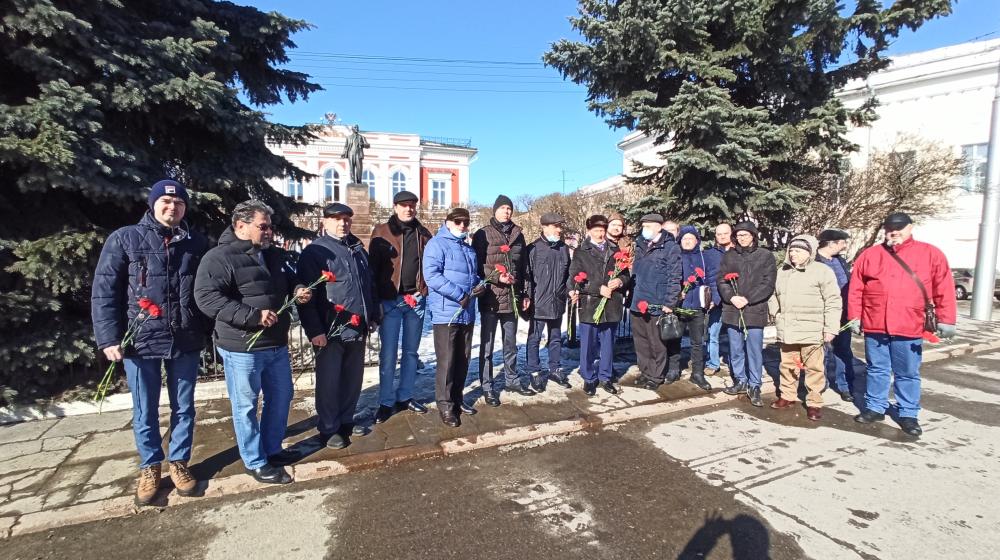 Коммунисты Владимирской области возложили цветы к памятнику В.И. Ленину