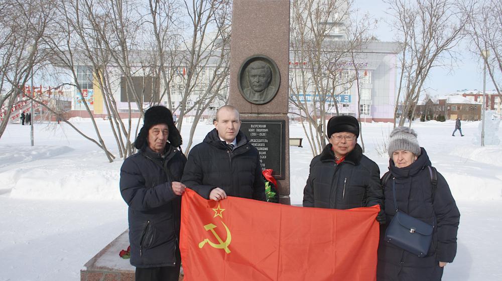 Коммунисты Ненецкого АО возложили цветы к памятнику И.П. Выучейскому
