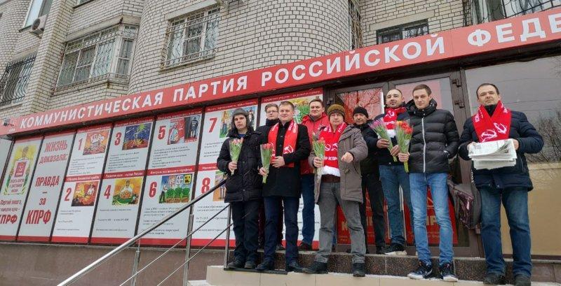 8-е марта в Саратове. Коммунисты поздравили женщин с праздником