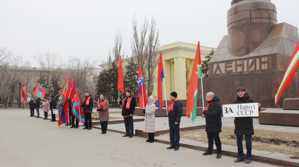 Сталинградские коммунисты провели акцию «Парад Союзных республик»