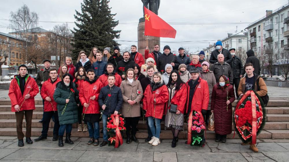 Кировская область. Коммунисты и комсомольцы возложили цветы к памятнику С.М. Кирову