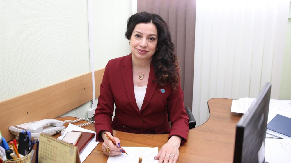 Руководитель фракции КПРФ Калужской гордумы Марина Костина помогает рабочим и ИТР завода «Калугатрансмаш», требующим исполнения закона