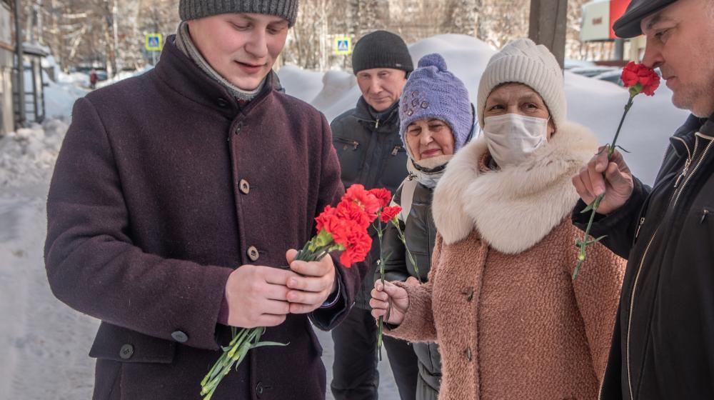 Кировские коммунисты возложили цветы к мемориальной доске В.М. Молотова