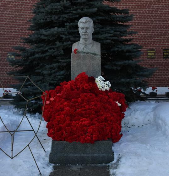 Возложение цветов к могиле И.В. Сталина