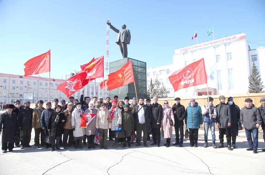Коммунисты города Якутска и сторонники КПРФ отметили День рождения В.И. Ленина