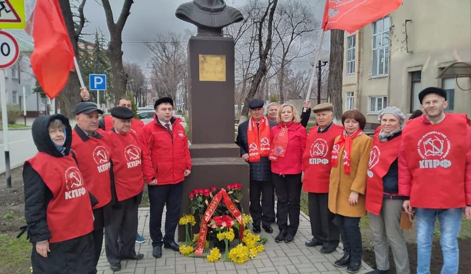 В честь 60-летия первого полета человека в космос коммунисты Карачаево-Черкесии организовали акцию «красные в городе»