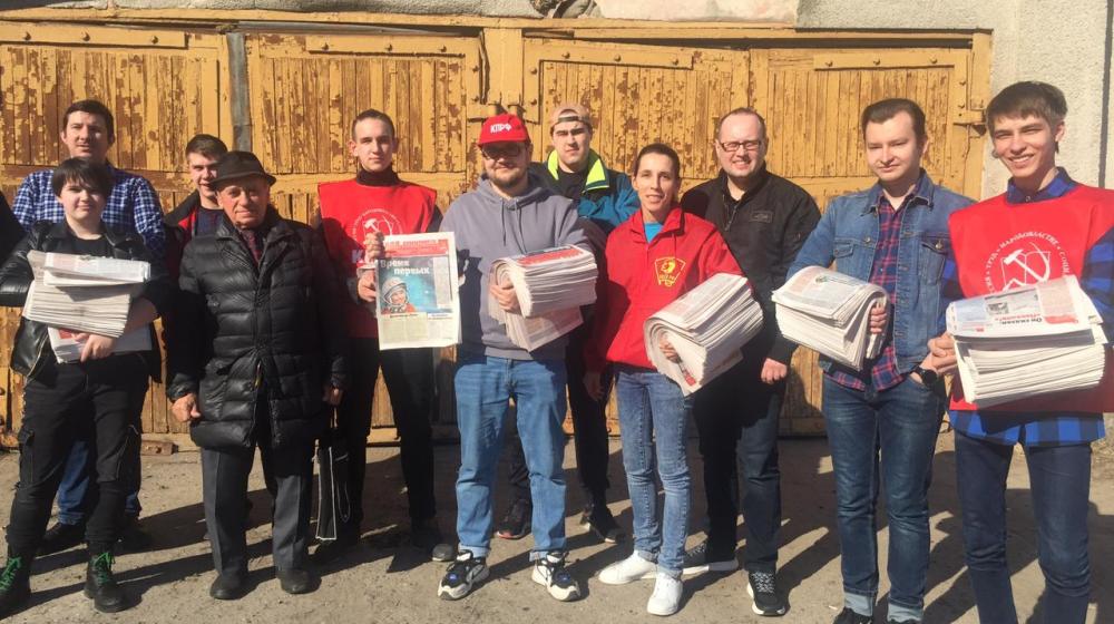 Белгородцы несут цветы к памятникам Юрию Гагарину и читают газету «Время первых»