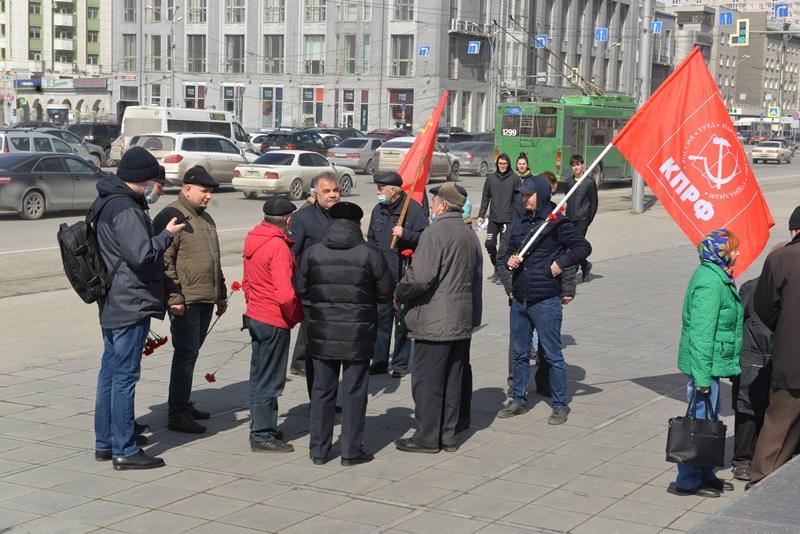 Новосибирцы возложили красные гвоздики к памятнику Ленину