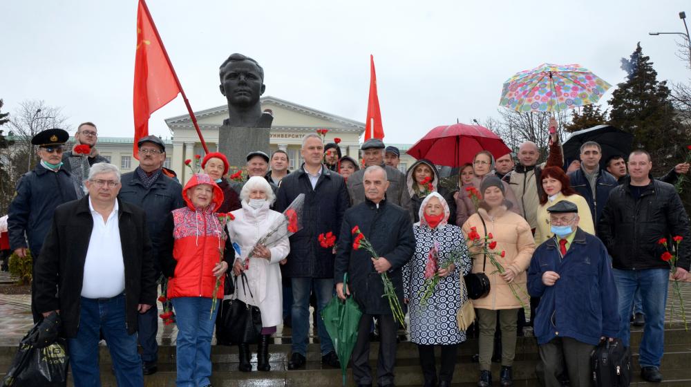 Ростовские коммунисты возложили цветы к бюсту  Ю.А. Гагарина