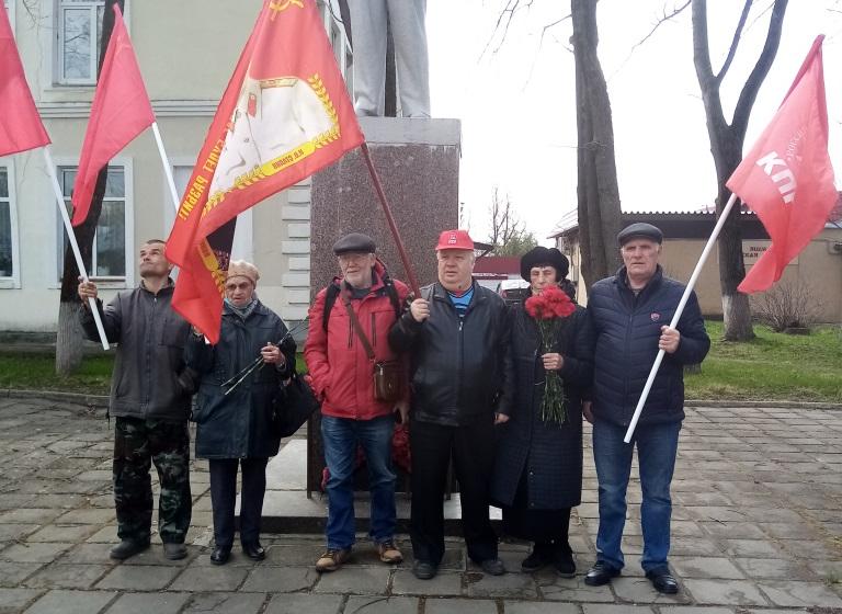 Подмосковные коммунисты отметили 151-летие В.И. Ленина возложением цветов к памятникам вождя мирового пролетариата по всему региону