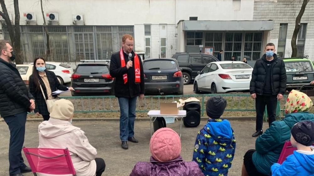 Денис Парфенов провел встречи с жителями столичных районов Отрадное и Лианозово